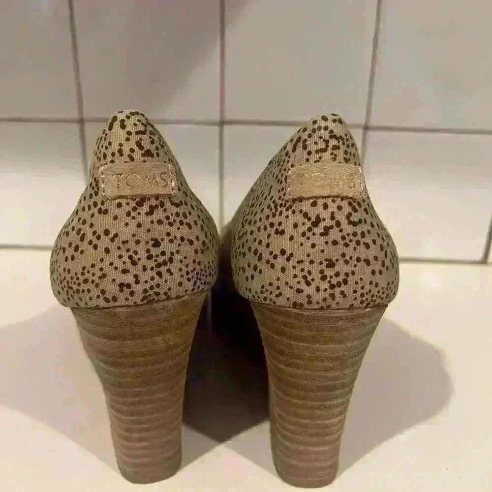 TOMS Leopard Brown Black Peep Toe Cork Like Wedges- Size 7 NWT